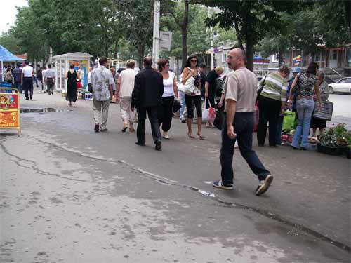 Crowds of people walking along Lenin Prospect on a Sunday afternoon in 