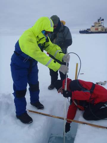Installing a SAMS Ice Mass Balance Buoy