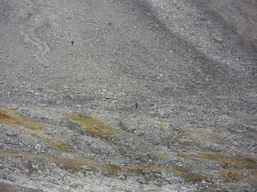 Two people on the rock slide on the west side of Lake Linne.