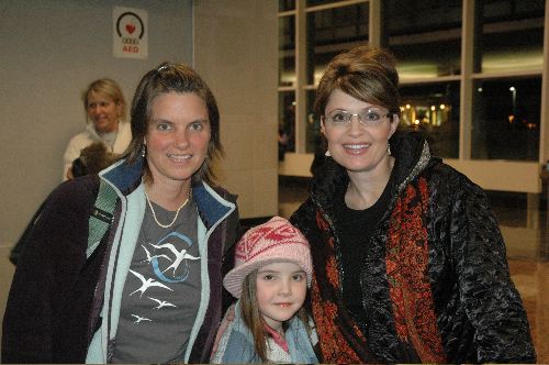 Elizabeth Eubanks with Governor Sarah Palin and her daughter Piper in the Fairbanks, AK airport
