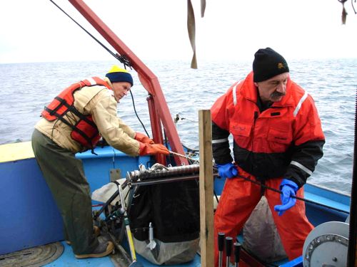 Steve and Phil guide the cable for the Acrobat onto the winch drum.
