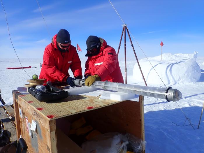 Unhooking the logger after hours of measurements in the ice 