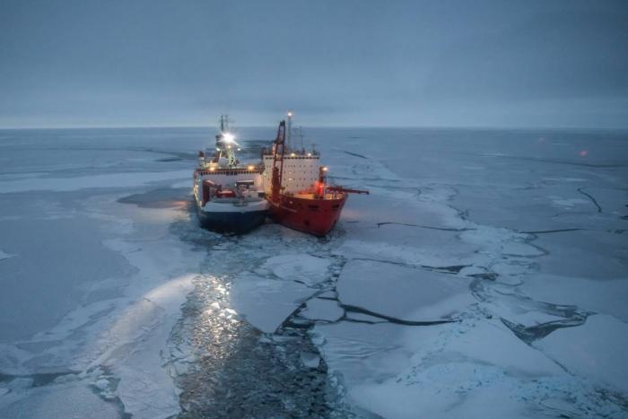Polarstern (l) and Akademik Fedorov (r) dock next to each other. (Photo: Esther Horvath)