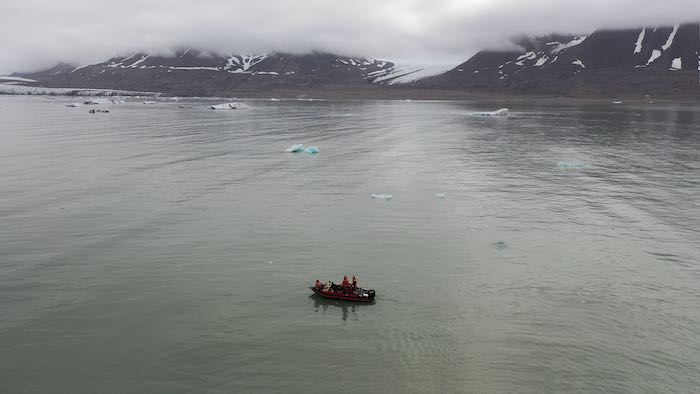 Boat in in front of Kongsvegen Glacier