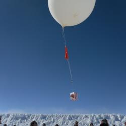 Cecilia and Fie launching an Ozonesonde (Ozone balloon)